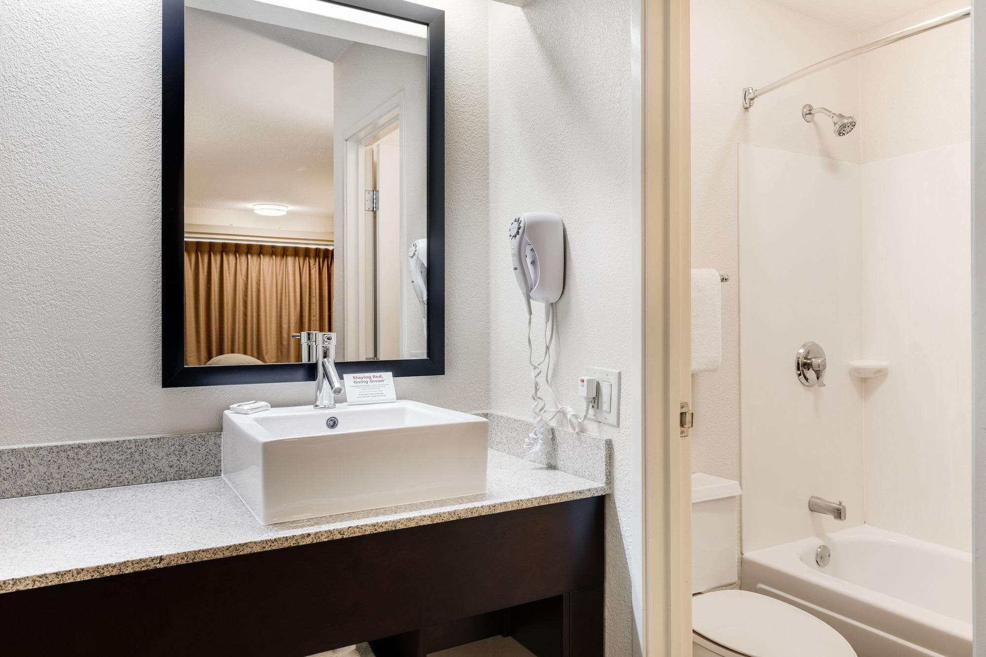 Отель Super 8 By Wyndham Deerfield - Northbrook Экстерьер фото