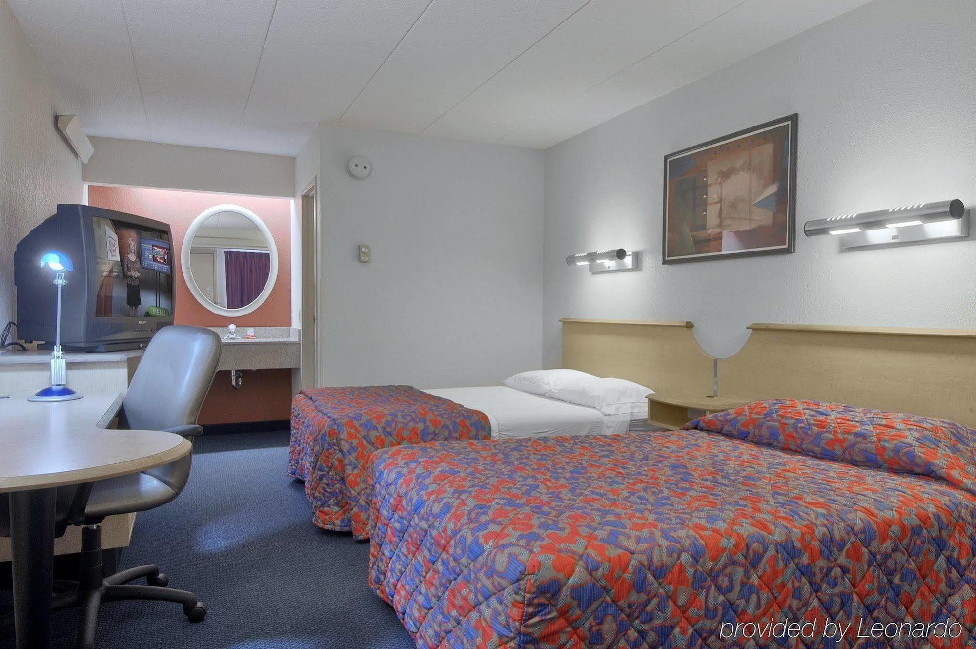 Отель Super 8 By Wyndham Deerfield - Northbrook Номер фото