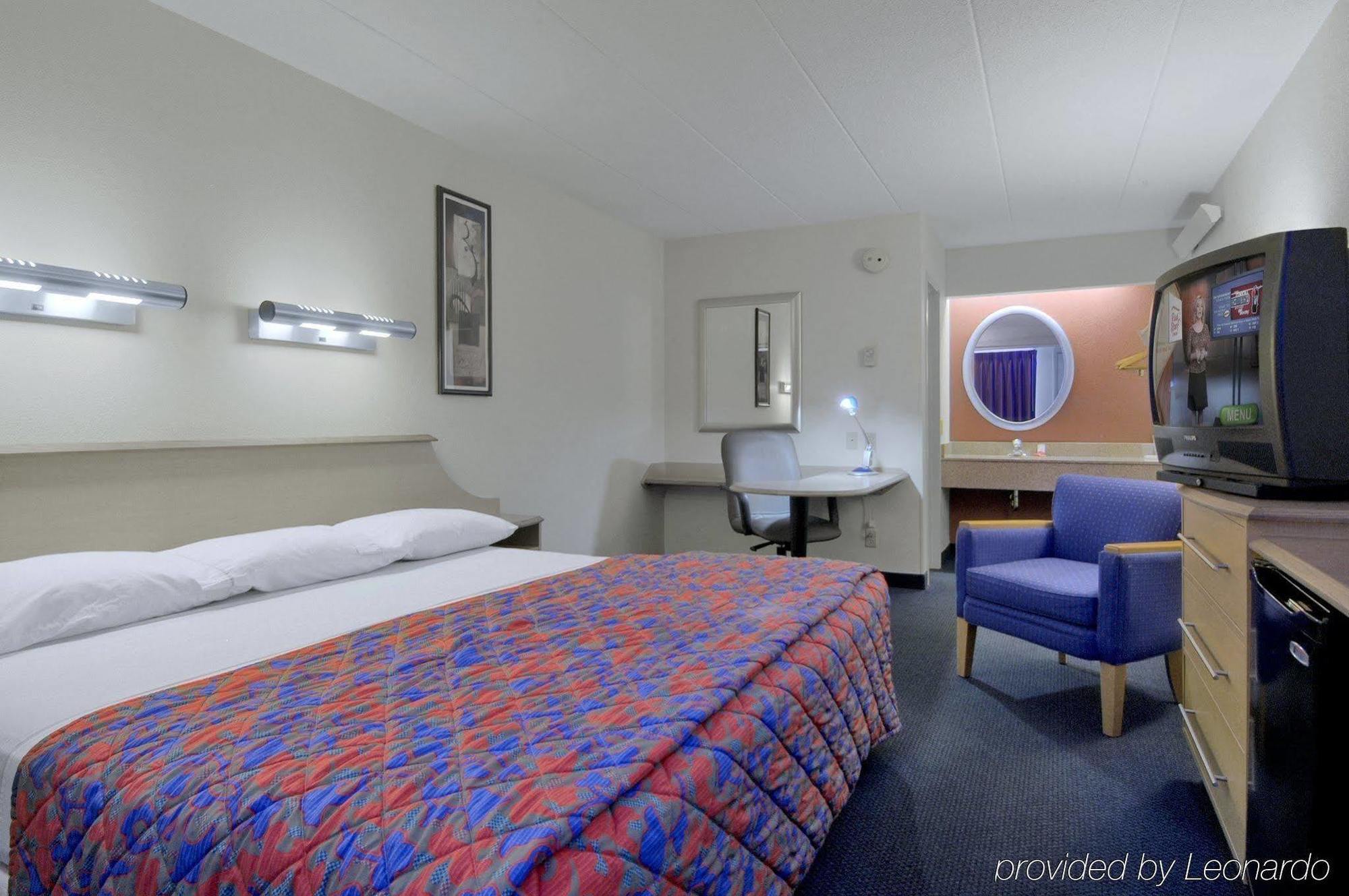 Отель Super 8 By Wyndham Deerfield - Northbrook Номер фото
